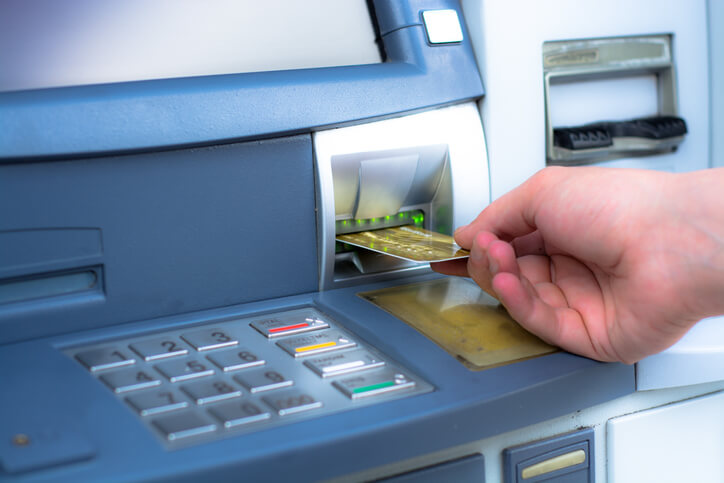 クレジットカード一体型キャッシュカードなら預金から振込可能
