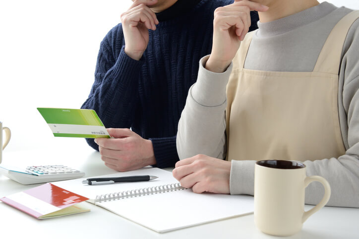【2021】生活防衛資金はいくら必要?独身や夫婦の目安や預け先も紹介