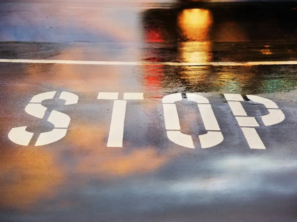 ストップ高・ストップ安とは？翌日どうなるかや値幅制限の仕組みをわかりやすく解説 - 女性・初心者向け資産運用セミナーのマネカツ