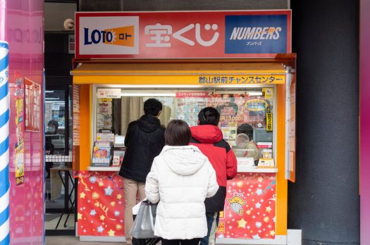 宝くじに当選したら税金は引かれる?当選金の受け取り方や注意点も解説