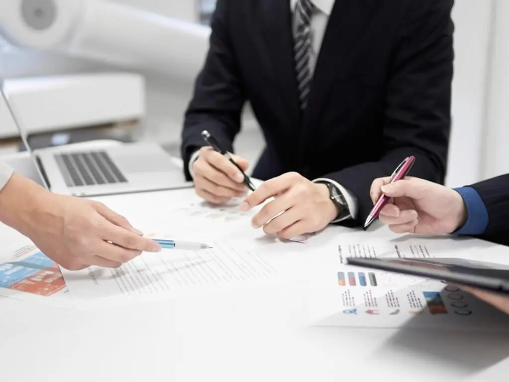 モメンタム投資とは？トレンドラインや株を売却するタイミングを解説 - 女性・初心者向け資産運用セミナーのマネカツ