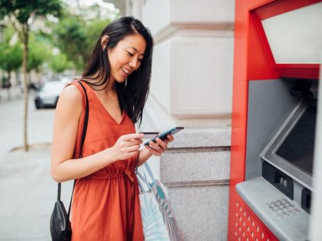 銀行振込のやり方とは？ATMやコンビニ、窓口などのそれぞれの方法や特徴を解説