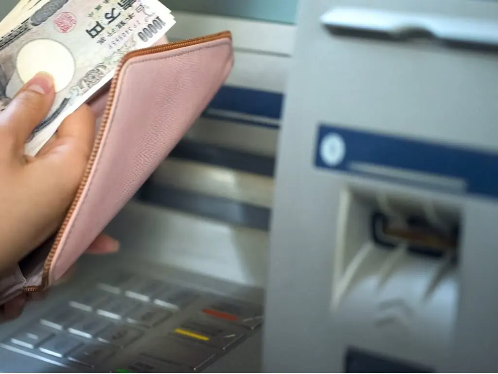 銀行振込のやり方は？現金やコンビニATM、窓口での方法や手数料を比較 - 女性・初心者向け資産運用セミナーのマネカツ