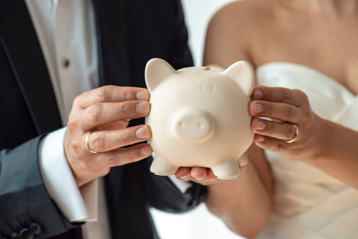 結婚前に貯金はいくら必要？相場や必要になる費用を解説！